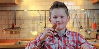TEST AV PEPPERKAKEDEIG: - Noen av pepperkakene var skikkelig sprø, og noen smakte granbar, synes Bendik. TEST AV PEPPERKAKEDEIG: - Noen av pepperkakene var skikkelig sprø, og noen smakte granbar, synes Bendik.