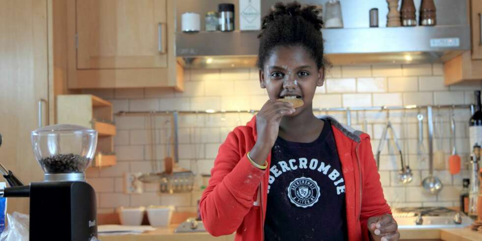 TEST AV PEPPERKAKEDEIG: - Pepperkakene er gode når de er litt ""peprete"", synes Martha. TEST AV PEPPERKAKEDEIG: - Pepperkakene er gode når de er litt ""peprete"", synes Martha.