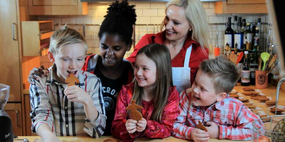 TEST AV PEPPERKAKEDEIG: Smakspanelet besto av (fra venstre) Sigmund Været (12), Martha Tjernshaugen Klouman (12), Sine Karine Paulsen (7) og Bendik Paulsen (10). Matblogger Annica Været testet bakeegenskapene. TEST AV PEPPERKAKEDEIG: Smakspanelet besto av (fra venstre) Sigmund Været (12), Martha Tjernshaugen Klouman (12), Sine Karine Paulsen (7) og Bendik Paulsen (10). Matblogger Annica Været testet bakeegenskapene.