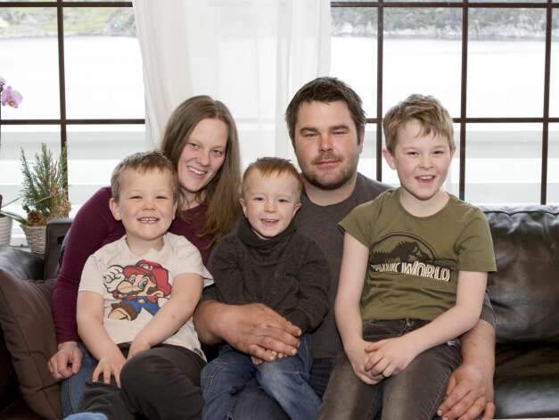 SAMMENSVEISET FAMILIE: Lise (28) og Espen (32) kjenner på en enorm takknemlighet når de ser på de tre guttene sine, Ingvald (5), Willian (4) og Eskil (10). Foto: Natalie Mariell Elholm. SAMMENSVEISET FAMILIE: Lise (28) og Espen (32) kjenner på en enorm takknemlighet når de ser på de tre guttene sine, Ingvald (5), Willian (4) og Eskil (10). Foto: Natalie Mariell Elholm.