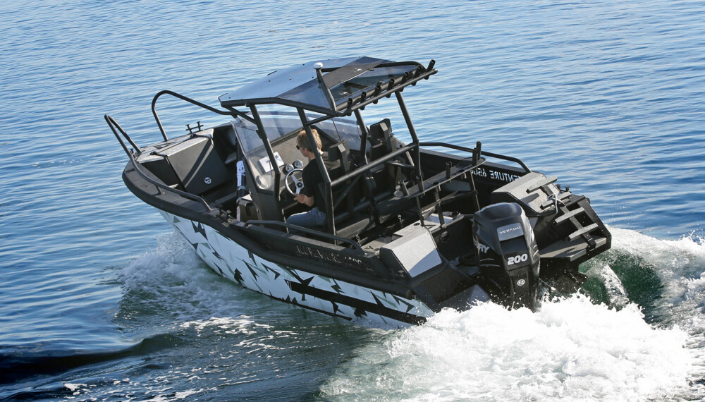 RETT ELEMENT: AluVenture 6500 CC tåler en tur ut på det store havet, og den egner seg ypperlig til sportsfiske. Med 200 hestekrefter skal den klare 40 knop. (FOTO: Petter Handeland) RETT ELEMENT: AluVenture 6500 CC tåler en tur ut på det store havet, og den egner seg ypperlig til sportsfiske. Med 200 hestekrefter skal den klare 40 knop. (FOTO: Petter Handeland)
