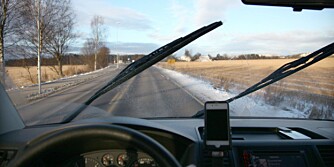 MORGEN: Vi ville finne ut hvilken væske som klarte seg best på en typisk kald vintermorgen hvor bilen har stått ute, uten motorvarmer eller mulighet for oppvarmet frontrute. FOTO: Terje Haugen MORGEN: Vi ville finne ut hvilken væske som klarte seg best på en typisk kald vintermorgen hvor bilen har stått ute, uten motorvarmer eller mulighet for oppvarmet frontrute. FOTO: Terje Haugen
