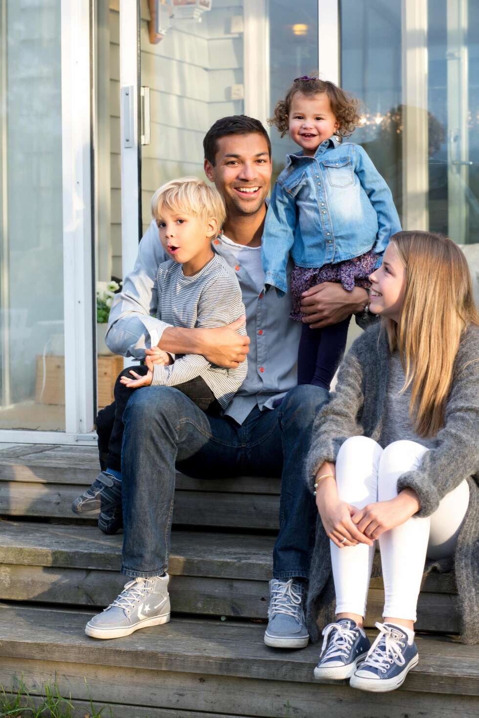 – Det store aldersspennet på ungene er nesten mer utfordrende enn at ett av barna våre har en annen far. Fra venstre: Liam, Thomas, Leona og Sophie. – Det store aldersspennet på ungene er nesten mer utfordrende enn at ett av barna våre har en annen far. Fra venstre: Liam, Thomas, Leona og Sophie.