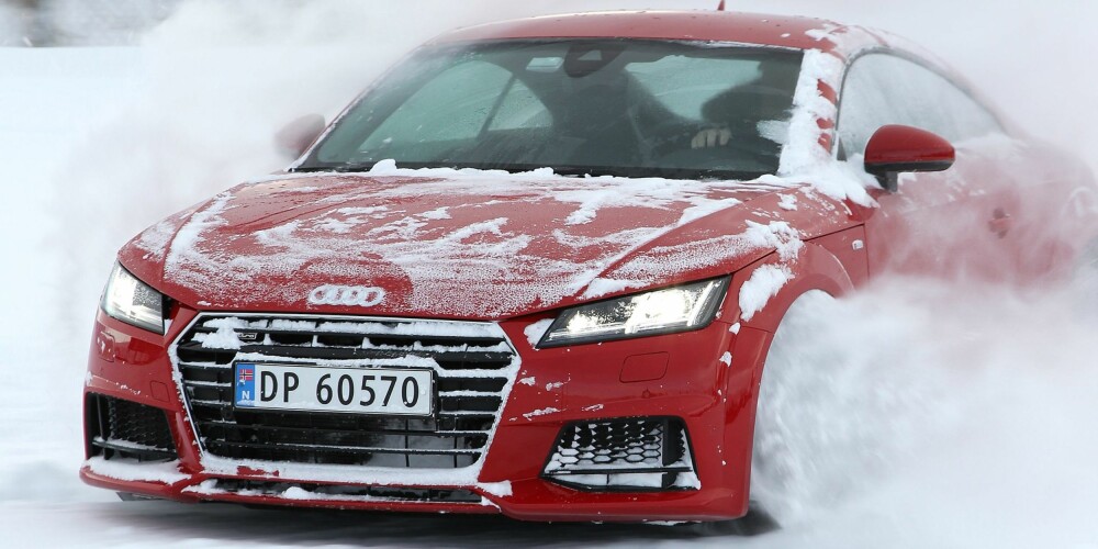 ET LEKETØY: Audi TT Quattro byr gjerne opp til dans på glatt føre. Vi lar oss imponere over hvor raskt firehjulsdriftsystemet jobber. ET LEKETØY: Audi TT Quattro byr gjerne opp til dans på glatt føre. Vi lar oss imponere over hvor raskt firehjulsdriftsystemet jobber.