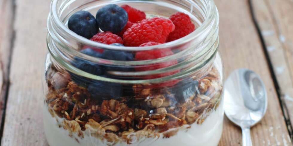 HJEMMELAGET FROKOSTBLANDING: Sunt, enkelt og utrolig godt! Hjemmelaget frokostblanding smaker utrolig godt sammen med yoghurt, kesam eller syrnet melk toppet med friske bær. HJEMMELAGET FROKOSTBLANDING: Sunt, enkelt og utrolig godt! Hjemmelaget frokostblanding smaker utrolig godt sammen med yoghurt, kesam eller syrnet melk toppet med friske bær.