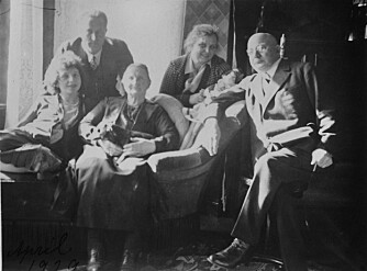 FAMILIE: Gitte til venstre i bildet med sine
foreldre (nærmest henne) og svigerforeldre. FAMILIE: Gitte til venstre i bildet med sine
foreldre (nærmest henne) og svigerforeldre.
