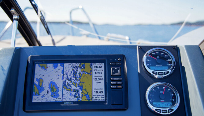 BRA UTSIKT: Du har god oversikt i alle retninger fra førerplassen. Garminplotteren er fint integrert i dashbordet. (FOTO: Terje Bjørnsen) BRA UTSIKT: Du har god oversikt i alle retninger fra førerplassen. Garminplotteren er fint integrert i dashbordet. (FOTO: Terje Bjørnsen)