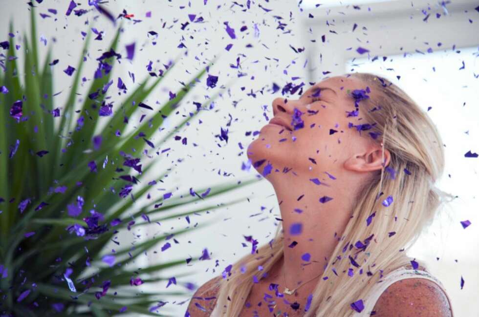 HVA FEIRER DU? For litt siden ble Thea Steen avbildet av fotograf Jelena Aleksich til «The Confetti Project». I fotoserien spør Aleksich folk om hvordan de feirer livet. HVA FEIRER DU? For litt siden ble Thea Steen avbildet av fotograf Jelena Aleksich til «The Confetti Project». I fotoserien spør Aleksich folk om hvordan de feirer livet.