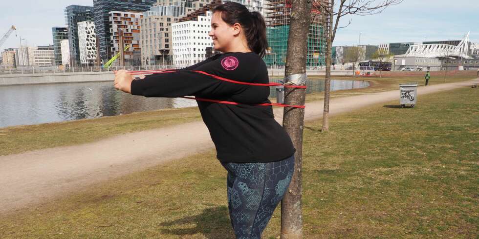 HJEMMETRENING: Du trenger ikke et treningssenter eller kostbare treningsapparater for å trene. Personlig trener Helene Drage gir deg et effektiv treningsprogram du enkelt kan utføre hjemme eller i parken. HJEMMETRENING: Du trenger ikke et treningssenter eller kostbare treningsapparater for å trene. Personlig trener Helene Drage gir deg et effektiv treningsprogram du enkelt kan utføre hjemme eller i parken.