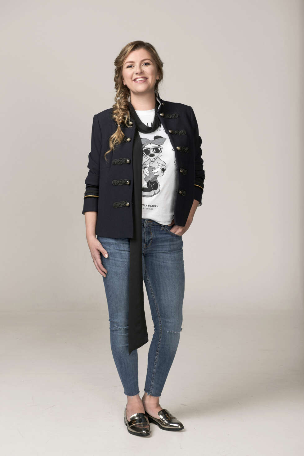 KLASSISK: I stedet for å ta på henne fargerike og vide klær, som hun vanligvis går med, ville stylist Nadine putte Jeanette i et klassisk og komfortabelt hverdagsantrekk. Ankelkorte og smale stretchjeans er et flatterende alternativ for Jeanette. Vekk med de vide buksene som hun før har gått med! Jakke fra Mango, kr 1000. T-skjorte fra Mango, kr 150. Jeans fra Zara, kr 400. Sko fra Zara, 400. KLASSISK: I stedet for å ta på henne fargerike og vide klær, som hun vanligvis går med, ville stylist Nadine putte Jeanette i et klassisk og komfortabelt hverdagsantrekk. Ankelkorte og smale stretchjeans er et flatterende alternativ for Jeanette. Vekk med de vide buksene som hun før har gått med! Jakke fra Mango, kr 1000. T-skjorte fra Mango, kr 150. Jeans fra Zara, kr 400. Sko fra Zara, 400.