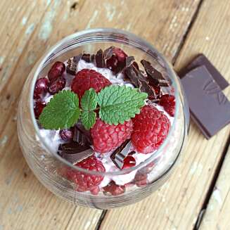PRINSESSEPUDDING: Bringebær-chiapudding toppet med bringebær, granateplefrø og mørk sjokolade. PRINSESSEPUDDING: Bringebær-chiapudding toppet med bringebær, granateplefrø og mørk sjokolade.