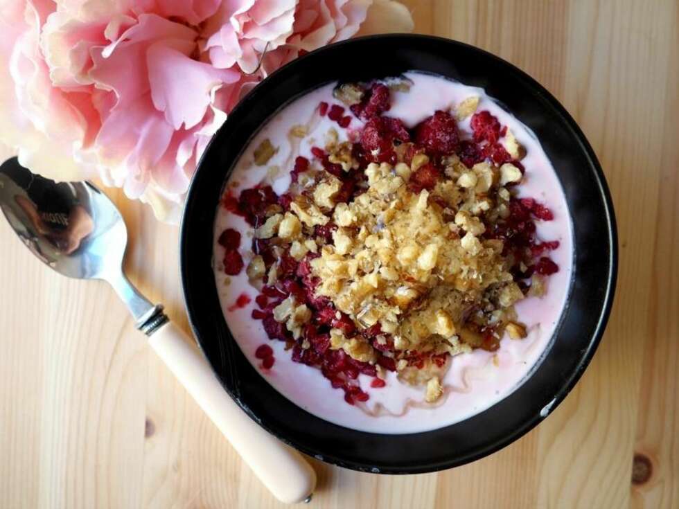 FAVORITTFROKOST: Mager kesam blandet med Fun light, frosne bringebær, knuste valnøtter og litt honning. FAVORITTFROKOST: Mager kesam blandet med Fun light, frosne bringebær, knuste valnøtter og litt honning.