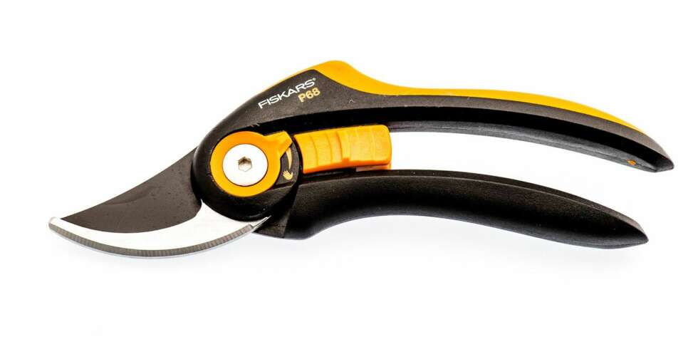 TEST AV BESKJÆRINGSSAKSER: Fiskars SmartFit P68 TEST AV BESKJÆRINGSSAKSER: Fiskars SmartFit P68