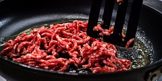 RETT FARGE: Karbonadedeig skal ha en fin og frisk rødfarge, mener pølsemaker Tore Teigen. RETT FARGE: Karbonadedeig skal ha en fin og frisk rødfarge, mener pølsemaker Tore Teigen.