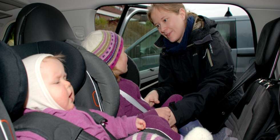 FEILMONTERTE: På grunn av villedende bruksanvisning, ble ikke bilstolen Britax Max Way montert riktig den første perioden mamma Irlin Nyland hadde stolen. Nå er stolen riktig montert, og storesøster på 4 sitter godt i den. Lillesøster (11 mnd) sitter i en en BeSafe IziKid X3 med Isofix. FEILMONTERTE: På grunn av villedende bruksanvisning, ble ikke bilstolen Britax Max Way montert riktig den første perioden mamma Irlin Nyland hadde stolen. Nå er stolen riktig montert, og storesøster på 4 sitter godt i den. Lillesøster (11 mnd) sitter i en en BeSafe IziKid X3 med Isofix.