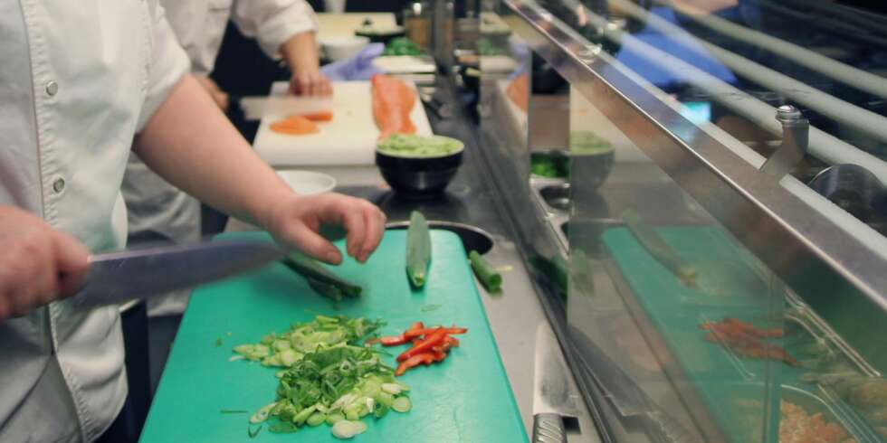KNIVSKARPT: Her er kokkene på Alex Sushi i sving med testknivene. KNIVSKARPT: Her er kokkene på Alex Sushi i sving med testknivene.