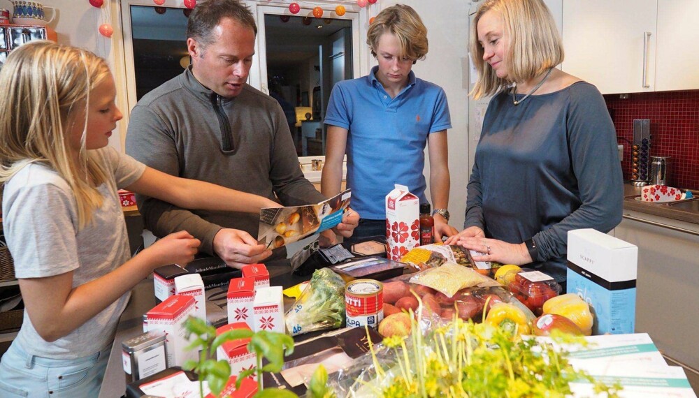 KLARE FAVORITTER: Tenåringsfamilien fra Tåsen i Oslo likte Kokkeløren og Kolonihagen best av matkassene. Fra venstre: Kaja, Nicolay, Magnus og Anne. FOTO: Petter Berg
KLARE FAVORITTER: Tenåringsfamilien fra Tåsen i Oslo likte Kokkeløren og Kolonihagen best av matkassene. Fra venstre: Kaja, Nicolay, Magnus og Anne. FOTO: Petter Berg
