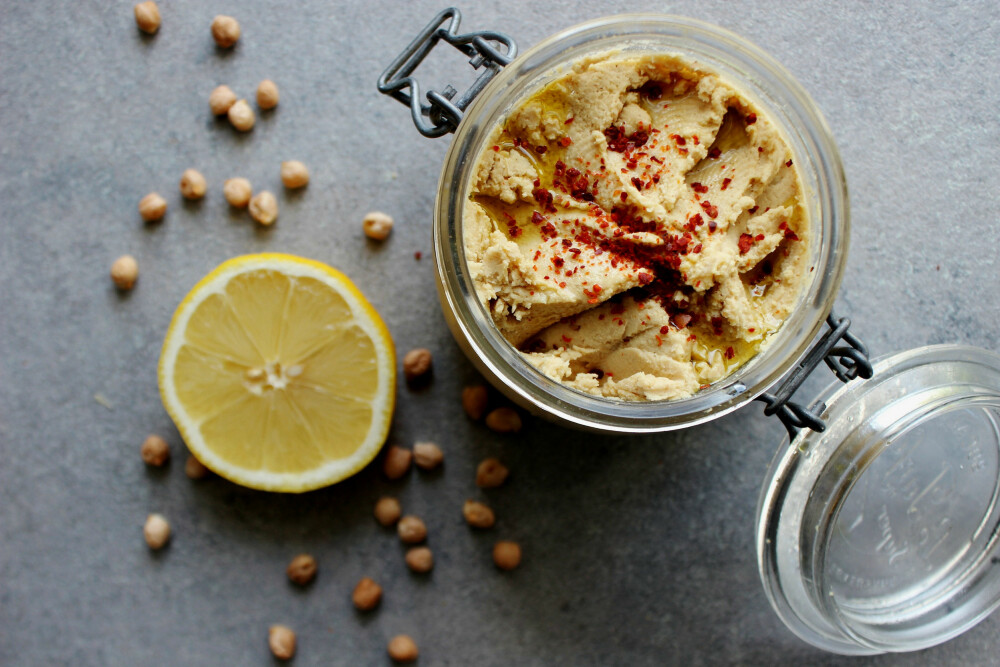 HUMMUS: Hummus med tahini er perfekt som tilbehør til middagen eller som et sunt pålegg på hjemmelagde knekkebrød. HUMMUS: Hummus med tahini er perfekt som tilbehør til middagen eller som et sunt pålegg på hjemmelagde knekkebrød.