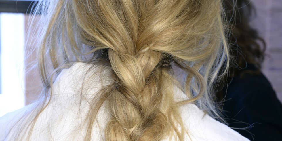 TRENDY FLETTE: Gå for en løs og rufsete flette i sommer - perfekt for deg som ikke orker å bruke lang tid foran speilet. TRENDY FLETTE: Gå for en løs og rufsete flette i sommer - perfekt for deg som ikke orker å bruke lang tid foran speilet.