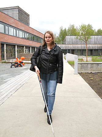 EN FØLGESVENN: Ida Utne med sin hvite stokk. EN FØLGESVENN: Ida Utne med sin hvite stokk.