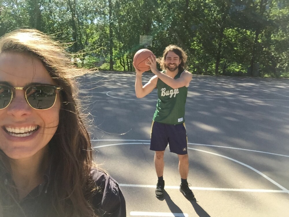 FIKK BLI MED: Linn tilbragte deler av dagen på en basketbanen på Grünerløkka FIKK BLI MED: Linn tilbragte deler av dagen på en basketbanen på Grünerløkka