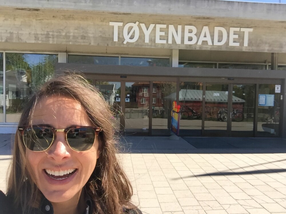 UTFORDRET SEG SELV: Linn Isaksen satt av en hel dag til å henge rundt i Oslo – mutters alene. Her utenfor Tøyenbadet. UTFORDRET SEG SELV: Linn Isaksen satt av en hel dag til å henge rundt i Oslo – mutters alene. Her utenfor Tøyenbadet.
