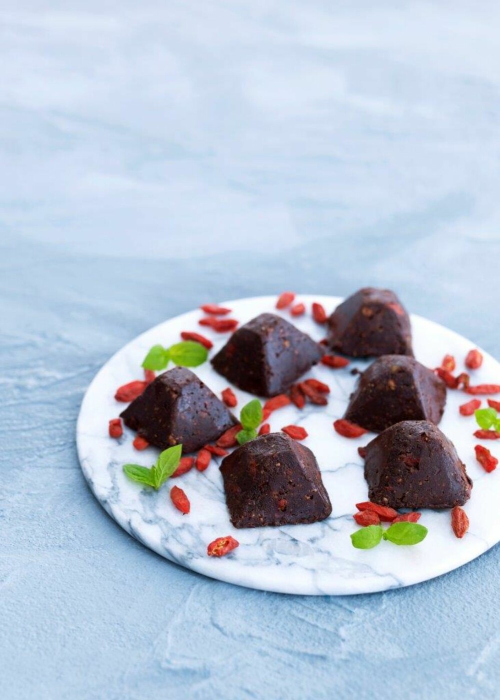 RÅTT: Raw sjokolade med dadler, kokos og gojibær. RÅTT: Raw sjokolade med dadler, kokos og gojibær.