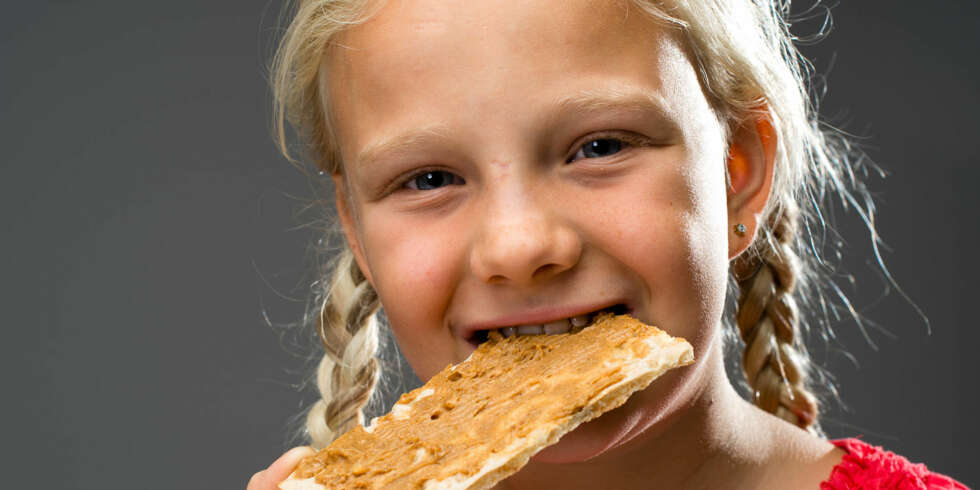 GANSKE GODT: Peanøttsmør er ikke favorittpålegget til Emma, men det smaker ganske godt på knekkebrød. GANSKE GODT: Peanøttsmør er ikke favorittpålegget til Emma, men det smaker ganske godt på knekkebrød.