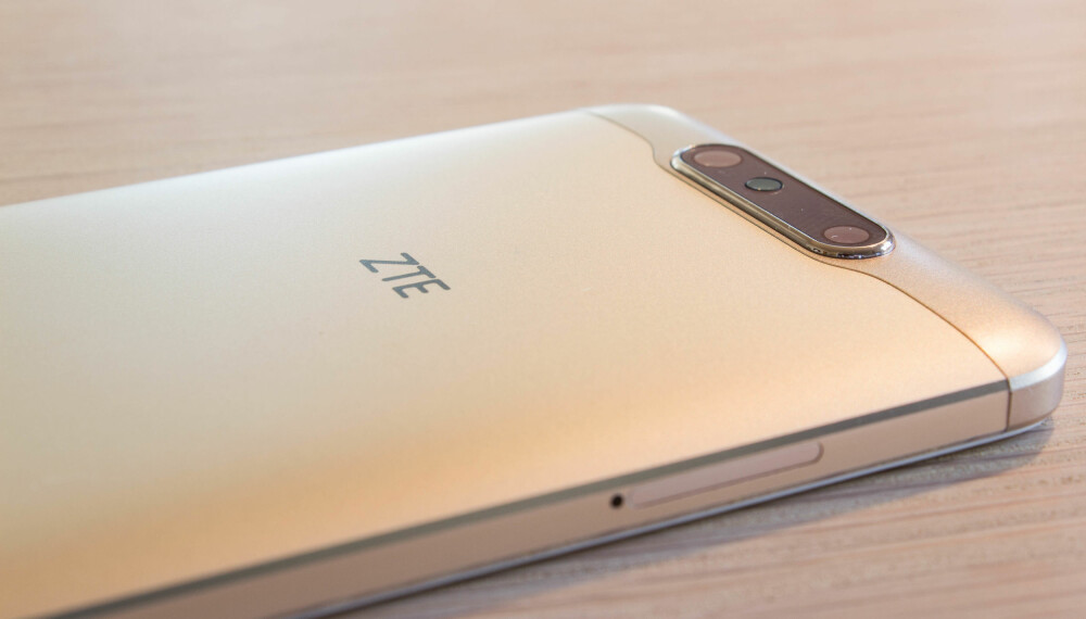 PEN: ZTE Blade V8 har en bra byggekvalitet og et pent design. Det er ikke noe som avslører at dette er en rimelig mellomklassemobil. PEN: ZTE Blade V8 har en bra byggekvalitet og et pent design. Det er ikke noe som avslører at dette er en rimelig mellomklassemobil.