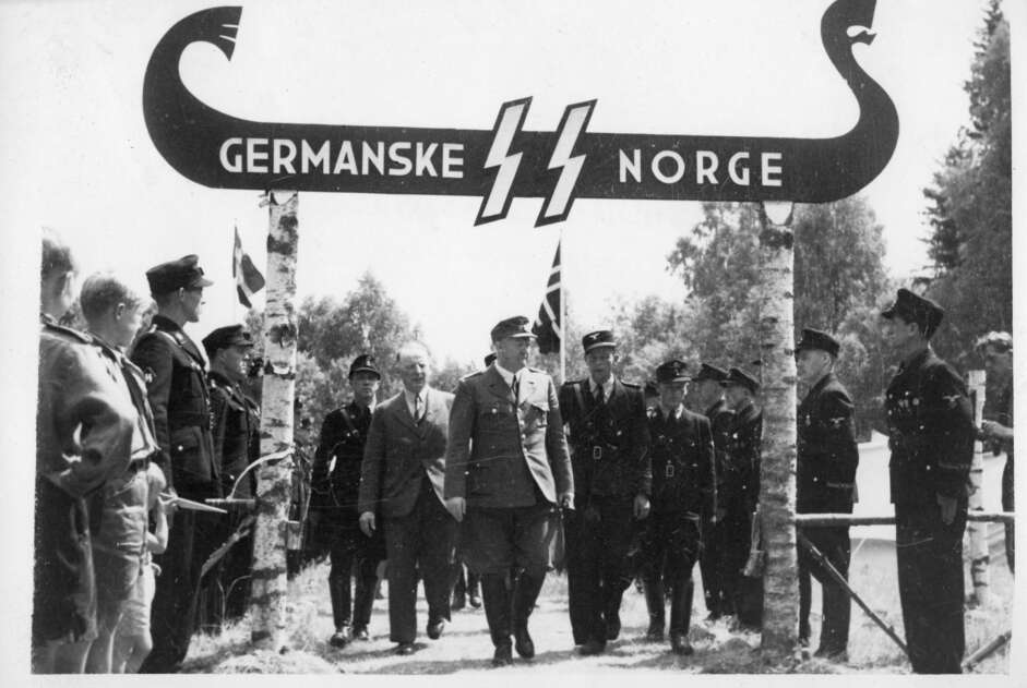 Vidkun Quisling fotografert under Germanske SS Norge sin portal under Borrestevnet i 1943 eller -44. Vidkun Quisling fotografert under Germanske SS Norge sin portal under Borrestevnet i 1943 eller -44.