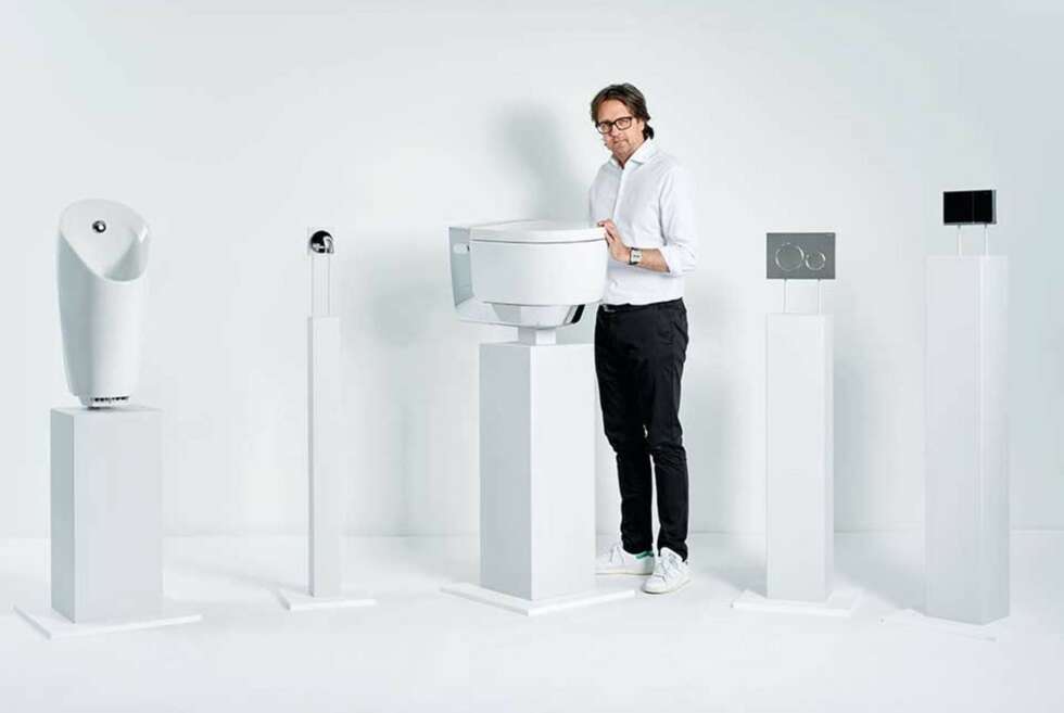Sveitsiske Christoph Behling har sammen med et team på 30 ingeniører brukt fire år på å utvikle fremtidens toalett - dusjtoalettet AquaClean Mera fra Geberit. Sveitsiske Christoph Behling har sammen med et team på 30 ingeniører brukt fire år på å utvikle fremtidens toalett - dusjtoalettet AquaClean Mera fra Geberit.