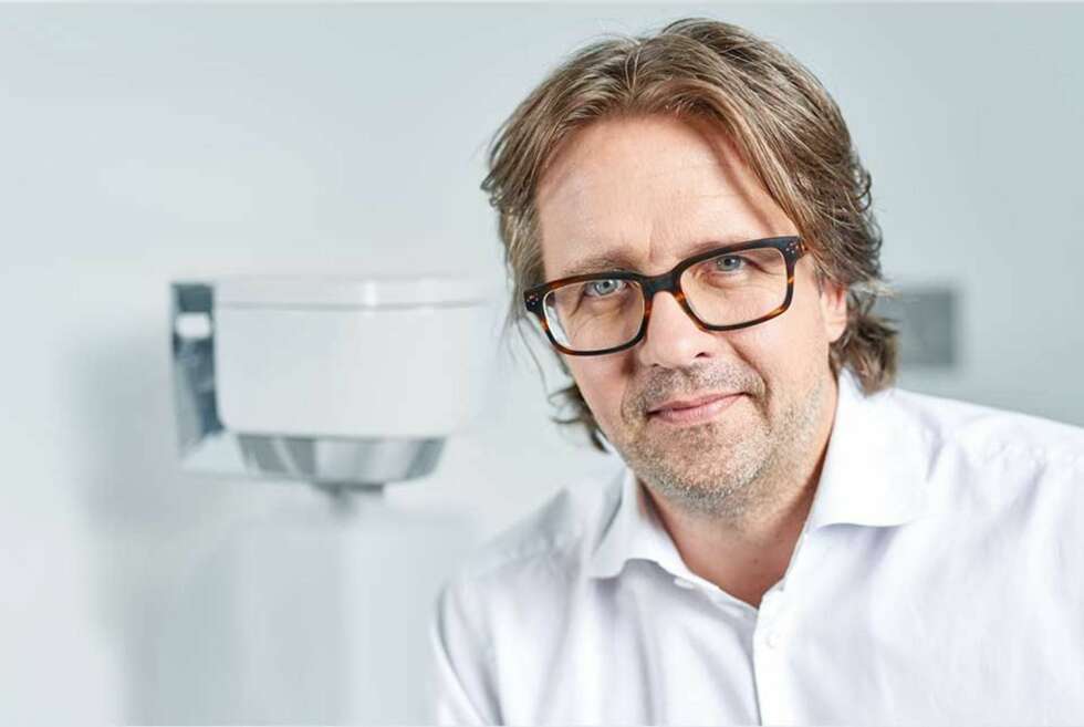 Christoph Behling har vunnet internasjonal anerkjennelse og har mottatt utallige priser for arbeidet sitt. Han er kjent for å skape intelligent design som forener form og funksjon. I tillegg til toalettet Geberit AquaClean Mera har Christoph Behling også designet vannkraner, urinaler og betjeningsplater for sveitsiske Geberit. Christoph Behling har vunnet internasjonal anerkjennelse og har mottatt utallige priser for arbeidet sitt. Han er kjent for å skape intelligent design som forener form og funksjon. I tillegg til toalettet Geberit AquaClean Mera har Christoph Behling også designet vannkraner, urinaler og betjeningsplater for sveitsiske Geberit.
