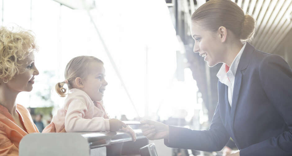 REISE MED BARN OG BABY: Skal du ut og feriere med et lite spedbarn, eller et litt større barn? På reise med små barn er det et par forhåndsregler dere bør ta. FOTO: Getty Images. REISE MED BARN OG BABY: Skal du ut og feriere med et lite spedbarn, eller et litt større barn? På reise med små barn er det et par forhåndsregler dere bør ta. FOTO: Getty Images.