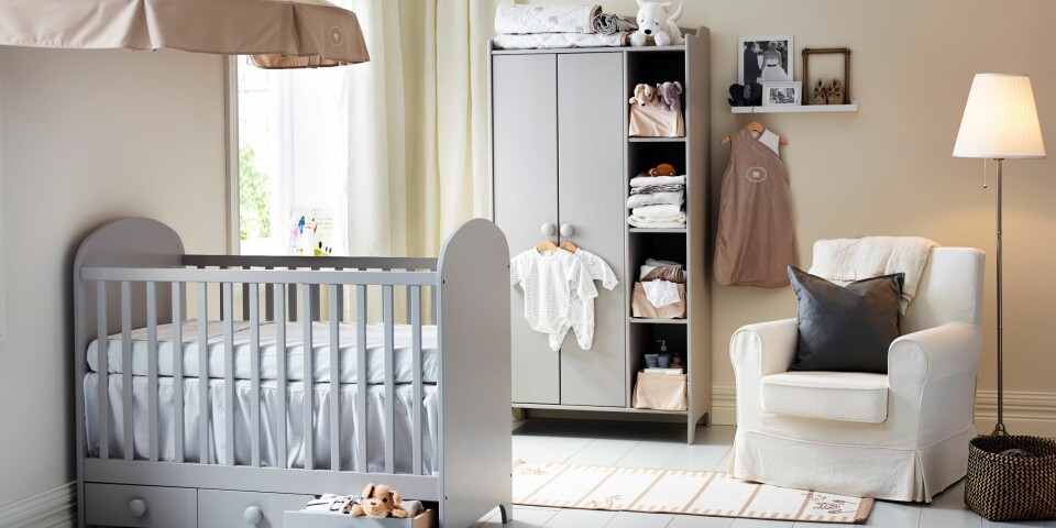 BABYROM: Sengehimmel, babymøbler og pastellfargede tapeter frister sikkert å innrede barnerommet med, men det er langt viktigere ting å huske på først - som en god seng, en ammekrok og mye oppbevaringsplass. Foto: Ikea.no. BABYROM: Sengehimmel, babymøbler og pastellfargede tapeter frister sikkert å innrede barnerommet med, men det er langt viktigere ting å huske på først - som en god seng, en ammekrok og mye oppbevaringsplass. Foto: Ikea.no.