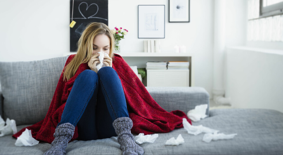 SOMMERFORKJØLELSE: Sitter du inne i sofaen med tett nese og sår hals, når det er 25 grader og sol ute? Vel, sommerforkjølelse er ikke så uvanlig. FOTO: Getty Images. SOMMERFORKJØLELSE: Sitter du inne i sofaen med tett nese og sår hals, når det er 25 grader og sol ute? Vel, sommerforkjølelse er ikke så uvanlig. FOTO: Getty Images.