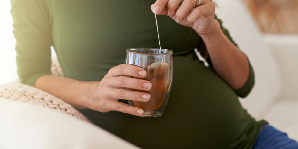 DRIKKE I SVANGERSKAPET: Du bør være totalt avholdende fra alkohol gjennom hele graviditeten og drikke maks 1-2 kopper kaffe per dag. Foto: Gettyimages.com. DRIKKE I SVANGERSKAPET: Du bør være totalt avholdende fra alkohol gjennom hele graviditeten og drikke maks 1-2 kopper kaffe per dag. Foto: Gettyimages.com.
