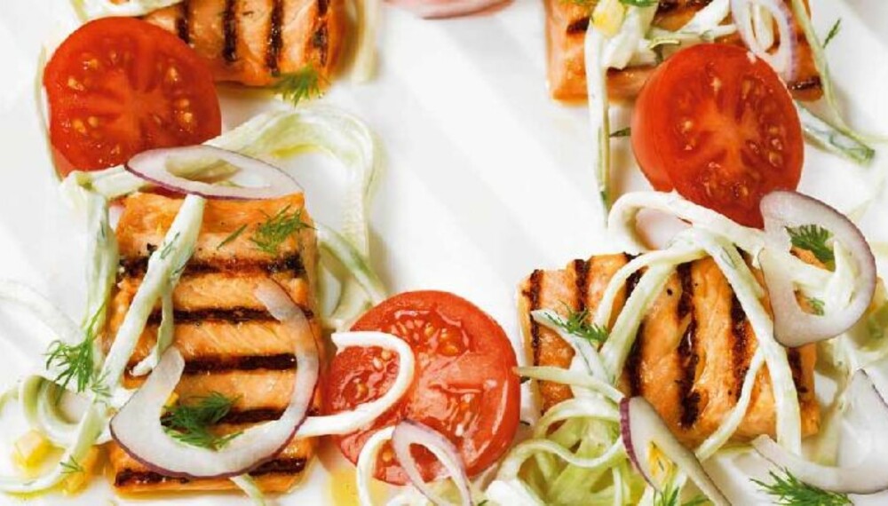 SPENNENDE: Grillet laks med agurk- og yoghurtsalat. FOTO: Mattis Bjørnsen. SPENNENDE: Grillet laks med agurk- og yoghurtsalat. FOTO: Mattis Bjørnsen.