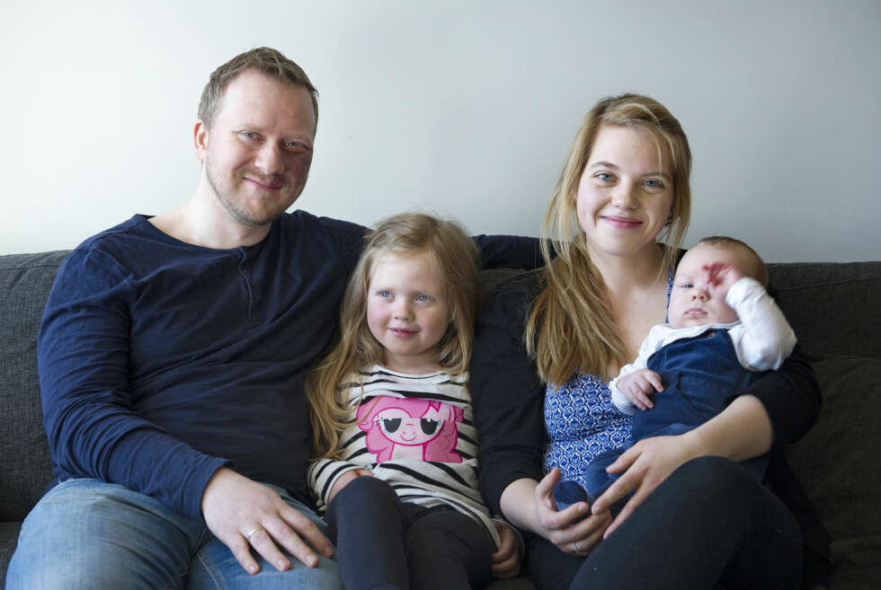 FAMILIE PÅ FIRE: Pappa Ole Gunnar Nilsen (34), Jenny (6), Lill Iren Barstad Jensen (30) og Sander (2 md.) er en lykkelig famile på fire. FOTO: Ingun A. Mæhlum. FAMILIE PÅ FIRE: Pappa Ole Gunnar Nilsen (34), Jenny (6), Lill Iren Barstad Jensen (30) og Sander (2 md.) er en lykkelig famile på fire. FOTO: Ingun A. Mæhlum.