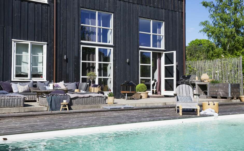 ET HAV I HAGEN: Familien satset på et saltvannsbasseng. For hvis ikke huset kan få komme til sjøen, så får sjøen komme til huset. FOTO: Anne Bråtveit. STYLING: Silje Aune Eriksen ET HAV I HAGEN: Familien satset på et saltvannsbasseng. For hvis ikke huset kan få komme til sjøen, så får sjøen komme til huset. FOTO: Anne Bråtveit. STYLING: Silje Aune Eriksen