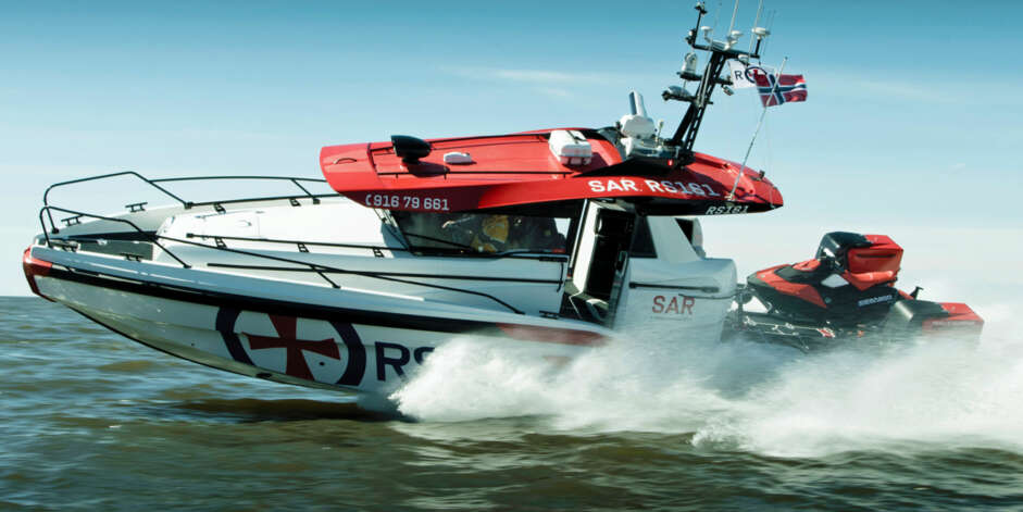DESIGN OG FART: Ingen tvil om at Bård Eker og teamet på Hydrolift kan båtdesign. Men 45 knop forflytter Staff-klassen seg raskt på oppdrag. (FOTO: Terje Bjørnsen, Glenn Røkeberg og Hydrolift) DESIGN OG FART: Ingen tvil om at Bård Eker og teamet på Hydrolift kan båtdesign. Men 45 knop forflytter Staff-klassen seg raskt på oppdrag. (FOTO: Terje Bjørnsen, Glenn Røkeberg og Hydrolift)