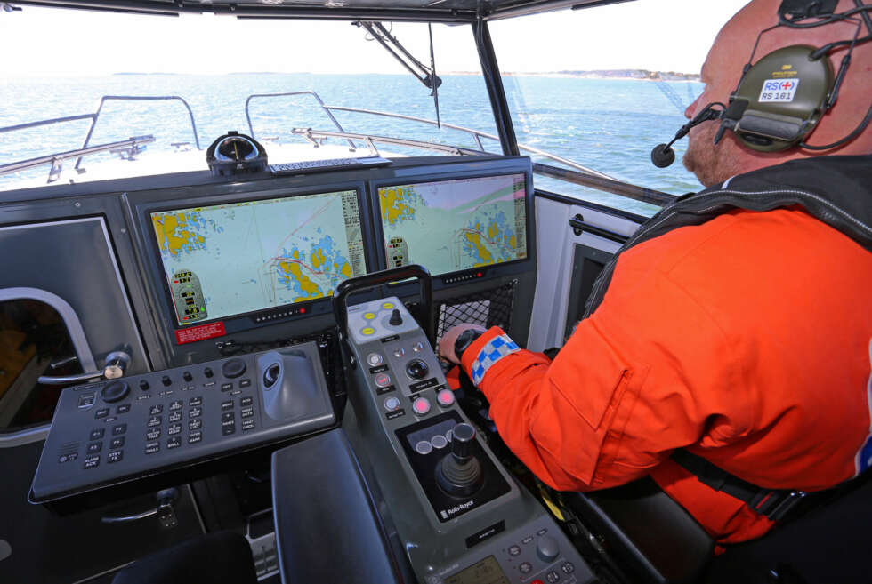 SUVEREN ELEKTRONIKK: Styrbord skjerm er satt opp med et PC-basert navigasjonssystem fra Telco og C-Map kart. Babord skjerm brukes i hovedsak til radar, et IMO-godkjent system fra Furuno. (FOTO: Terje Bjørnsen, Glenn Røkeberg og Hydrolift) SUVEREN ELEKTRONIKK: Styrbord skjerm er satt opp med et PC-basert navigasjonssystem fra Telco og C-Map kart. Babord skjerm brukes i hovedsak til radar, et IMO-godkjent system fra Furuno. (FOTO: Terje Bjørnsen, Glenn Røkeberg og Hydrolift)
