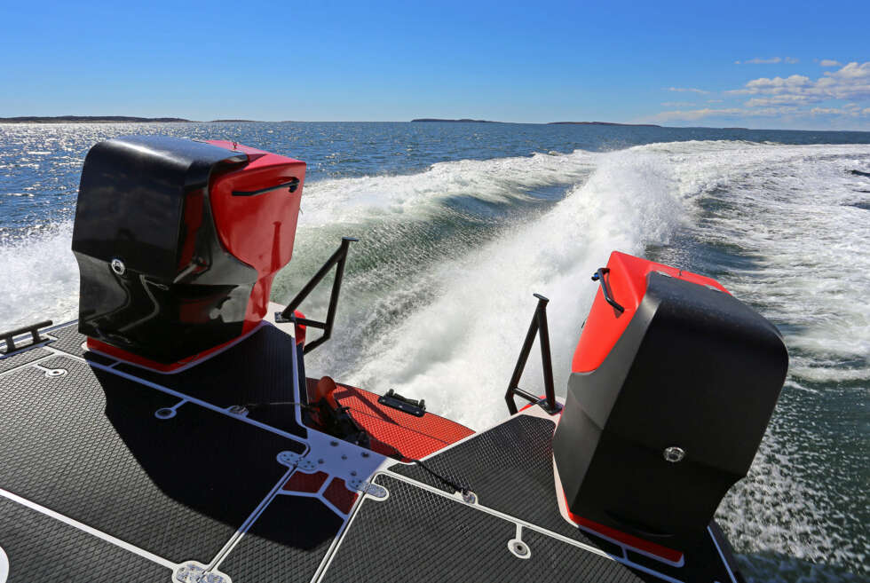 ÅPENT DEKK: Lavt fribord er viktig under redningsoperasjoner. (FOTO: Terje Bjørnsen, Glenn Røkeberg og Hydrolift) ÅPENT DEKK: Lavt fribord er viktig under redningsoperasjoner. (FOTO: Terje Bjørnsen, Glenn Røkeberg og Hydrolift)
