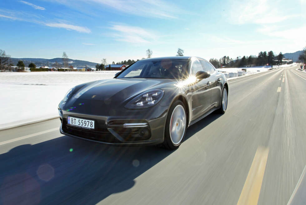 BØS: Har du hørt eksoslyden i Panamera Turbo, vil det meste annet framstå som veikt og pysete. (FOTO: Petter Handeland) BØS: Har du hørt eksoslyden i Panamera Turbo, vil det meste annet framstå som veikt og pysete. (FOTO: Petter Handeland)