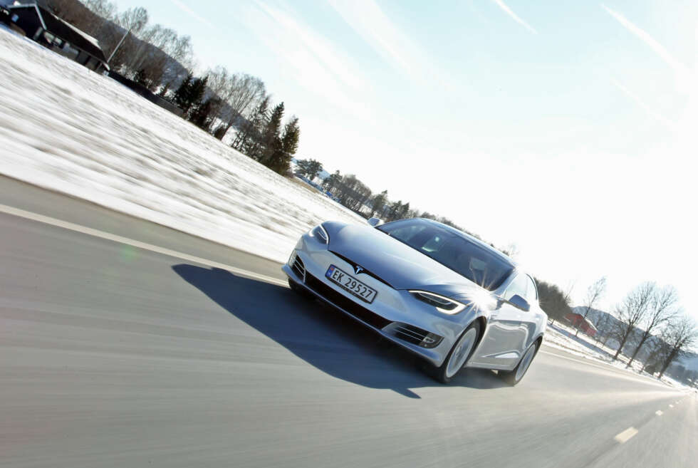 SÅ LANGT REKKER MODEL S 90D: Oppgitt rekkevidde for Model S 90D er 557 km. På vinterlig føre, men ingen kulde å snakke om, får vi en beregnet maksimal rekkevidde på 415 km i vår lange testrunde med mye landevei. Stipulert rekkevidde er noe kortere (382 km) i den korte, bynære elbilrunden vår, som simulerer typisk til-og-fra-jobben-kjøring. Det er et litt uvanlig mønster sammenlignet med andre elbiler. Vi antar at det henger sammen med at høy vekt krever sitt ved flere start og stopp i den korte runden, og at god aerodynamikk betaler seg i den lange runden der farten er høyere. (FOTO: Petter Handeland) SÅ LANGT REKKER MODEL S 90D: Oppgitt rekkevidde for Model S 90D er 557 km. På vinterlig føre, men ingen kulde å snakke om, får vi en beregnet maksimal rekkevidde på 415 km i vår lange testrunde med mye landevei. Stipulert rekkevidde er noe kortere (382 km) i den korte, bynære elbilrunden vår, som simulerer typisk til-og-fra-jobben-kjøring. Det er et litt uvanlig mønster sammenlignet med andre elbiler. Vi antar at det henger sammen med at høy vekt krever sitt ved flere start og stopp i den korte runden, og at god aerodynamikk betaler seg i den lange runden der farten er høyere. (FOTO: Petter Handeland)