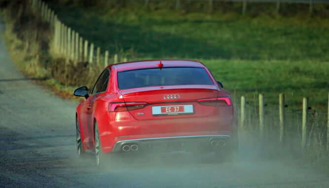 SÅ 2017: En bastant hekk gir nye Audi S5 pondus på veien. (FOTO: Terje Bjørnsen) SÅ 2017: En bastant hekk gir nye Audi S5 pondus på veien. (FOTO: Terje Bjørnsen)