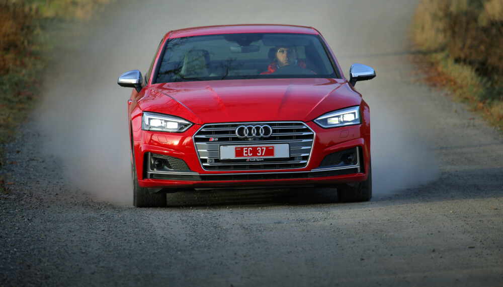 RØD OG HISSIG: Den nye Audi S5 har mindre motor enn sin forgjenger, men har likevel beholdt både akselerasjon og topphastighet. (FOTO: Terje Bjørnsen) RØD OG HISSIG: Den nye Audi S5 har mindre motor enn sin forgjenger, men har likevel beholdt både akselerasjon og topphastighet. (FOTO: Terje Bjørnsen)