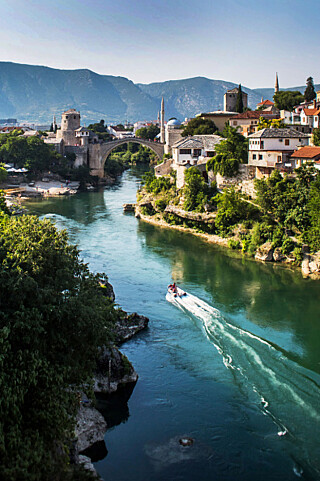 Mostar: Vakker og istykkerskutt. Den velkjente broen ble ødelagt i 1993, men gjenoppbygd i 2004. Mostar: Vakker og istykkerskutt. Den velkjente broen ble ødelagt i 1993, men gjenoppbygd i 2004.