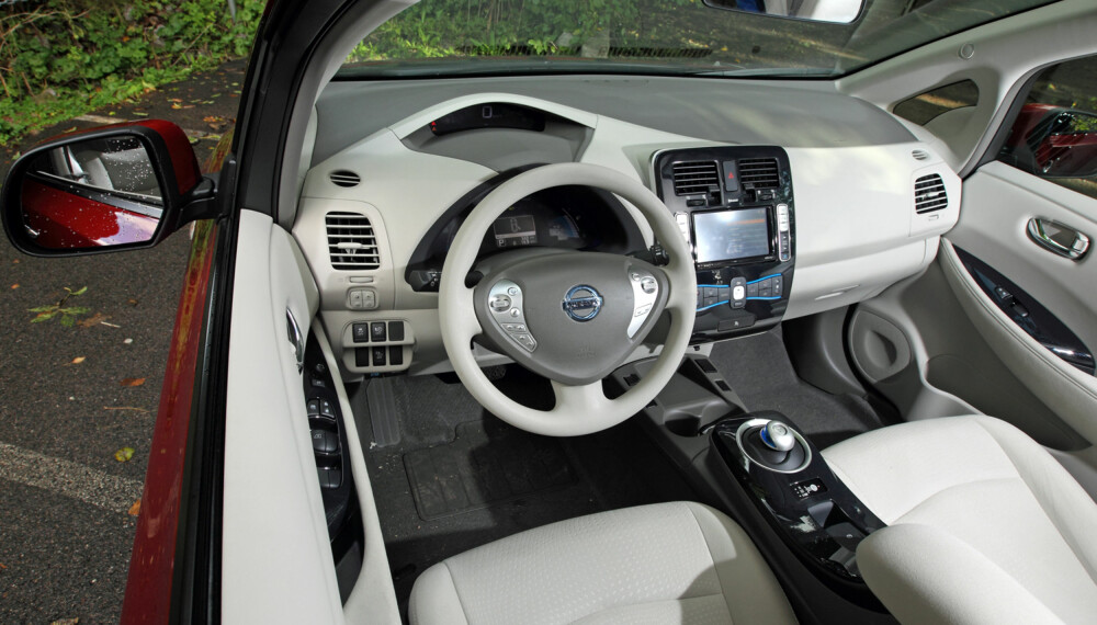 LYST INTERIØR: De første Nissan Leaf-bilene kom kun med lyst interiør. Det er mulig at det ikke ser pent ut fem år etter. (FOTO: Terje Bjørnsen) LYST INTERIØR: De første Nissan Leaf-bilene kom kun med lyst interiør. Det er mulig at det ikke ser pent ut fem år etter. (FOTO: Terje Bjørnsen)