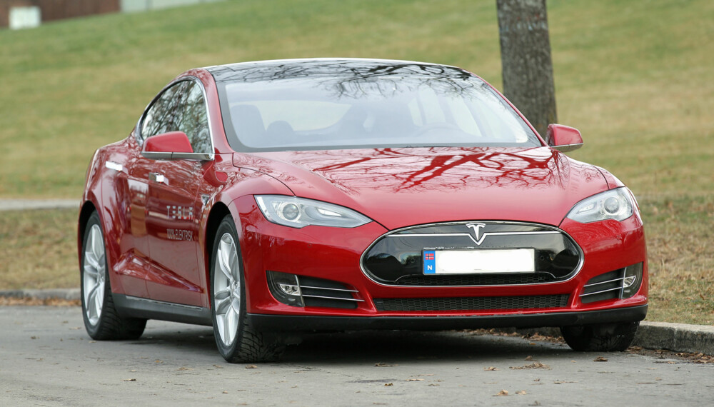SJEKK: Det er mange små elmotorer i en Tesla, for eksempel de som trekker inn dørhåndtakene. Det er lurt å sjekke funksjonen til alle disse. (FOTO: Terje Bjørnsen) SJEKK: Det er mange små elmotorer i en Tesla, for eksempel de som trekker inn dørhåndtakene. Det er lurt å sjekke funksjonen til alle disse. (FOTO: Terje Bjørnsen)