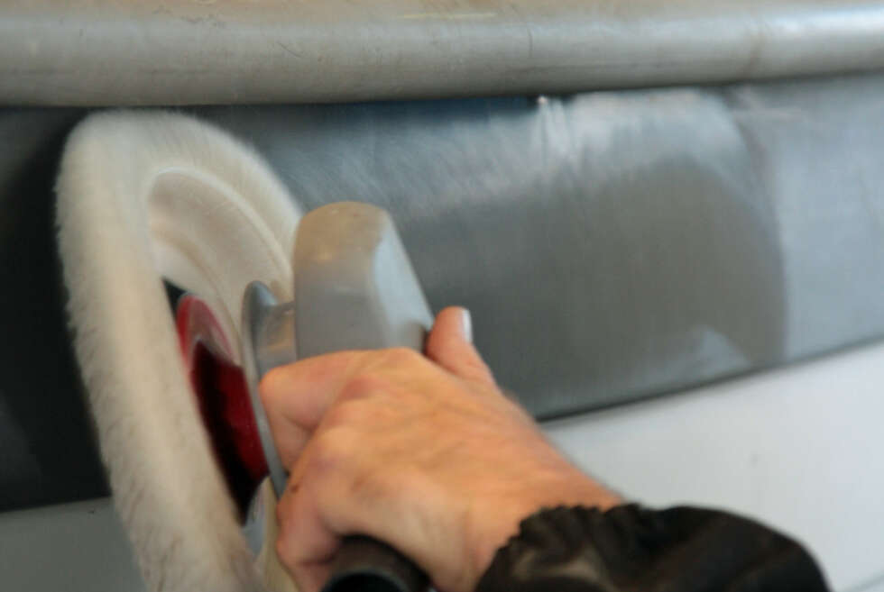 POLERING: Båten blir penere og holder seg ren lenger. (FOTO: Arkiv) POLERING: Båten blir penere og holder seg ren lenger. (FOTO: Arkiv)